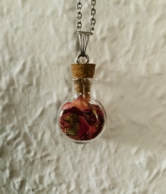 Schmuckanhänger - kleines Glasfläschchen mit getrockneten Rosenblüten