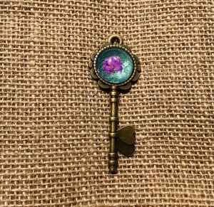 Nostalgischer Schmuckanhänger in Form eines Schlüssels - Echte gepresste lila Schleierkrautblüte  - Handarbeit kaufen