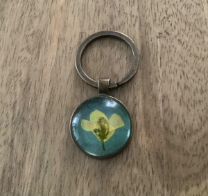  Schlüsselanhänger mit Schlüsselring, Schlüsselanhänger mit echter Blüte  - Echte gepresste gelbe Weidenröschenblüte unter einem Glascabochon                                       