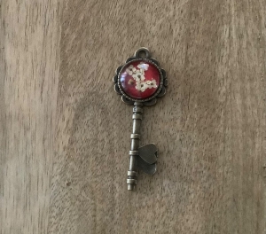 Nostalgischer Schmuckanhänger in Form eines Schlüssels - Echte gepresste  Holunderblüten  - Handarbeit kaufen
