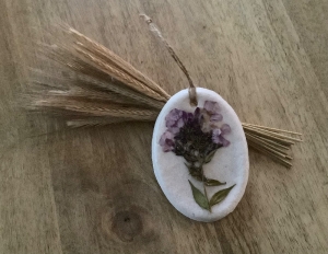 Kleines Bild aus Salzteig mit echten gepressten Blüten - Floxblüte -