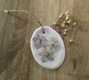 Kleines Bild aus Salzteig mit echten Blüten - Ritterspornblüten - - Handarbeit kaufen