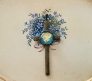  Kreuzanhänger mit einem Glascabochon - Echte gepresste Rapsblüte