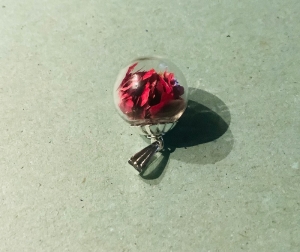 Schmuckanhänger, Glashohlperle - Echte Rosenblütenblätter - - Handarbeit kaufen