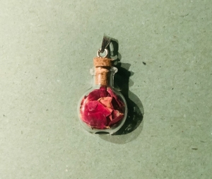 Schmuckanhänger - kleines Glasfläschchen mit Korken, gefüllt mit Rosenblättern - - Handarbeit kaufen