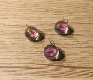 Glaskugelanhänger-Set für 1 Paar Ohrringe und 1 Kette - Echte gepresste Fingerstrauchblüte -