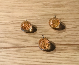 Glaskugelanhänger-Set für 1 Paar Ohrringe und 1 Kette - Echte gepresste orangefarbene Doldenblüte - - Handarbeit kaufen
