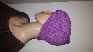 Violette gestrickte Mütze mit kleinem Rollrand