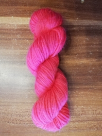 Handgesponnen südamerikanische Schurwolle 50 Gramm 100 Meter Nadelbinden Filzen Pink