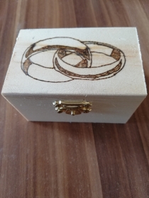 Holzschatulle  mit Ringen eingebrannt 9x6x5,5 cm Hochzeit