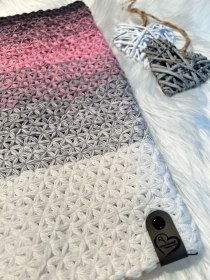 Farbenfroher Baumwollzauber: Handgefertigter Schlupfschal in weiß, hellgrau, rosa und grau - Handarbeit kaufen