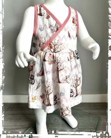 BohoWood Belle - Zauberhaftes Musselin-Kleidchen mit Waldtier-Motiven für kleine Abenteurerinnen in der Gr. 98 - Handarbeit kaufen