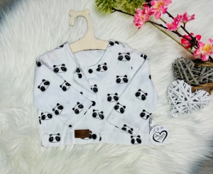 PandaLove Strickjacke: Kuschelige Babyjacke mit niedlichem Pandabär-Motiv für die Kleinsten - Handarbeit kaufen