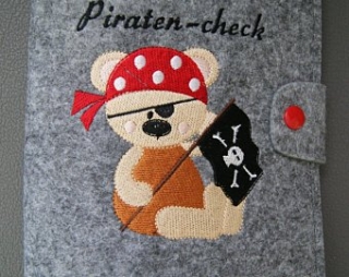U-Hefthülle Bär Pirat mit  Aufschrift Piraten-check