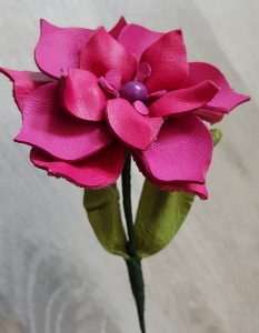Blume aus Leder handgefertigt pink