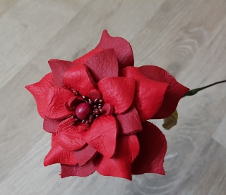 Blume aus Leder handgefertigt rote