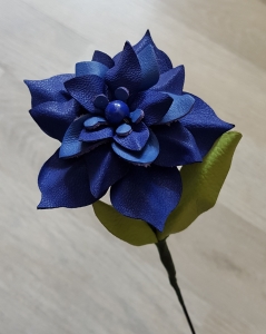 Blume aus Leder handgefertigt blau