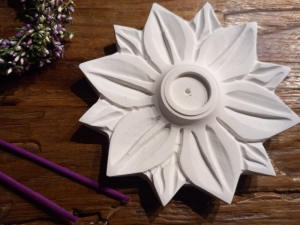 Räucherstäbchenhalter / Räucherkegel-Halter in weiß - Lotusblume - Handarbeit kaufen