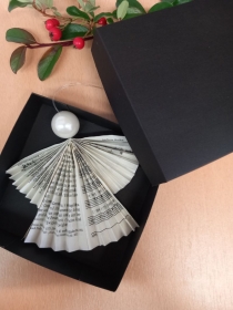wunderschöner Papierengel aus dem Gotteslob mit Perle zum Aufhängen - Handarbeit kaufen