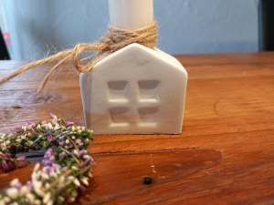 weißer Kerzenhalter für Stabkerzen als Häuschen / kleines Haus  - Handarbeit kaufen