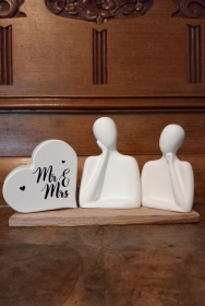 2 Figuren mit Herz auf Tablett aus Raysin zur Hochzeit / Verlobung / Mr. & Mrs. Mann und Frau - Handarbeit kaufen