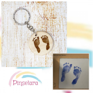 Schlüsselanhänger aus Holz mit dem Fuß oder Handabdruck von deinem Kind | beidseitige Wunschgravur mit Name und Datum - Handarbeit kaufen