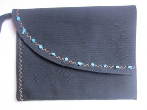 Aqua Schöne clutch aus schwarzem Canvas, verziert mit kleinen hellblauen Halbedelsteinen