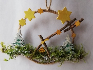 Reifen mit Christi Geburt in Waldweihnachtsszene 