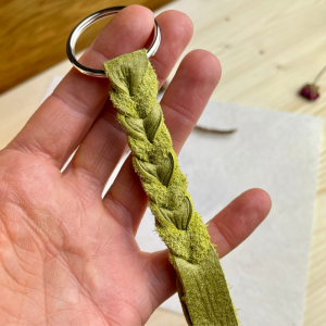Geflochtener Schlüsselanhänger aus echtem Leder in Grün Eine tolle Geschenkidee  - Handarbeit kaufen