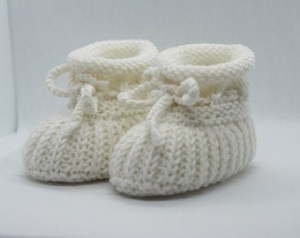 wollweiße Babyschuhe 3-6 Monate gestrickt aus Wolle in Patentmuster