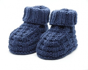dunkelblaue Babyschuhe aus Wolle gestrickt 0-3 Monate - Handarbeit kaufen