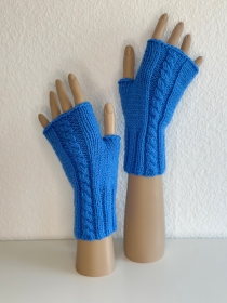 Pulswärmer mit Zopfmuster ,gestrickt von KiniasKnitting in Babyblau,Blau Farbe  - Handarbeit kaufen