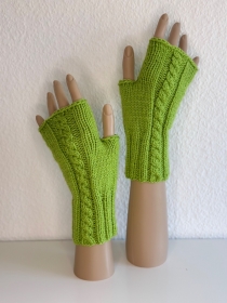 Armstulpen , Pulswärmer Grün mit Zopfmuster ,gestrickt von KiniasKnitting  - Handarbeit kaufen