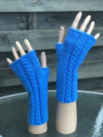 Pulswärmer ,Fingerlose Handschuhe mit Zopfmuster ,gestrickt von KiniasKnitting in Babyblau,Blau Farbe   - Handarbeit kaufen