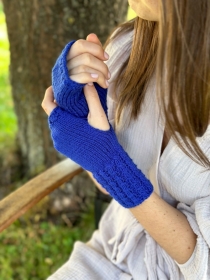 Pulswärmer mit Daumenloch in Blau,dunkelblau Farbe,Armstulpen mit Muster,Fingerlose Handschuhe gestrickt von KiniasKnitting 