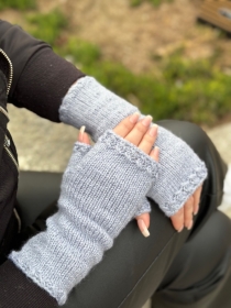 Armstulpen mit Daumen,Pulswärmer mit Muster,Fingerlose Handschuhe in Grau,hellgrau Farbe,gestrickt von KiniasKnitting  - Handarbeit kaufen