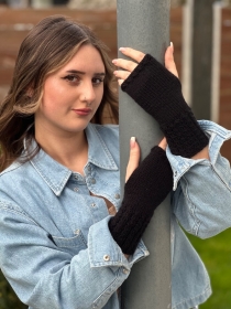 Pulswärmer mit Daumenloch in Schwarz Farbe,Armstulpen mit Muster,Fingerlose Handschuhe gestrickt von KiniasKnitting 