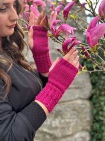 Pulswärmer mit Daumenloch in Pink,Fuchsia, Magenta Farbe,Armstulpen mit Muster,Fingerlose Handschuhe gestrickt von KiniasKnitting  - Handarbeit kaufen