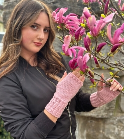 Pulswärmer mit Daumenloch in Rosé,Rosa ,Pink Farbe,Armstulpen mit Muster,Fingerlose Handschuhe gestrickt von KiniasKnitting  - Handarbeit kaufen