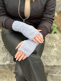 Pulswärmer mit Daumenloch in Grau , hellgrau Farbe,Armstulpen mit Muster,Fingerlose Handschuhe gestrickt von KiniasKnitting  