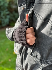 Fingerlose Handschuhe mit Daumen für Männer,Armstulpen in Farbe Schwarz,Pulswärmer,Handwärmer gestrickt von KiniasKnitting 