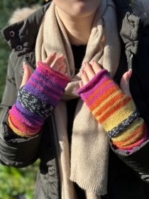 Armstulpen mit Daumenloch,Pulswärmer mehrfarbig,multcolor,Bunt Farbe.Fingerlose Handschuhe minimalistisch gestrickt von KiniasKnitting .Nr1 - Handarbeit kaufen