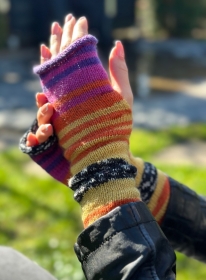 Armstulpen mit Daumenloch,Pulswärmer mehrfarbig,multcolor,Bunt Farbe.Fingerlose Handschuhe  minimalistisch gestrickt von KiniasKnitting .Nr2 - Handarbeit kaufen
