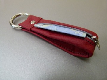 Schlüsselanhänger in Leder mit Geldtasche bestickt mit Namen und Rund-Karabiner