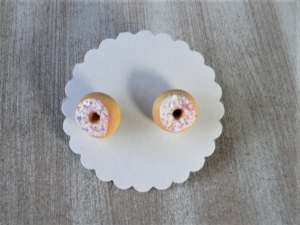 Ohrstecker Donut weiß mit bunten Streuseln Ohrringe handmodelliert aus Fimo   Ohrschmuck aus Polymer Clay  
