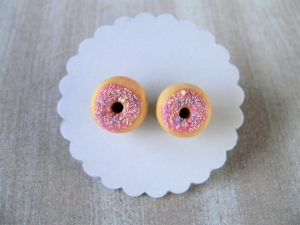 Ohrstecker Donut rosa mit bunten Streuseln Ohrringe handmodelliert aus Fimo   Ohrschmuck aus Polymer Clay  
