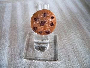 Ring Cookie mit kleinen Schokostückchen Keks modeliert aus Polymer clay   