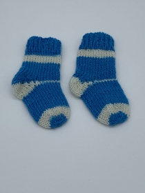 0-3 Monate Frühchen - Neugeborenen Baby-Socken 8cm Fußlänge handgestrickt blau-weiß - Handarbeit kaufen