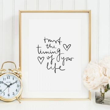 Poster, Digitaldruck, Kunstdruck mit aufmunterndem Spruch im Handlettering-Stil: Trust the timing of your life