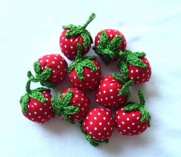 10 Erdbeeren aus Stoff in rot mit weißen Punkten, handgenäht